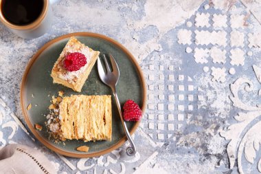 Katlı kek Napolyon tatlısı ve kahve