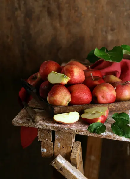 Стиглі Органічні Червоні Яблука Сільський Стиль — стокове фото