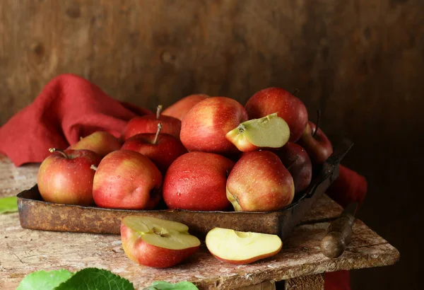 Olgun Organik Kırmızı Elmalar Köy Usulü — Stok fotoğraf