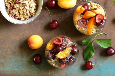 Taze böğürtlen ve ballı granola kahvaltısı