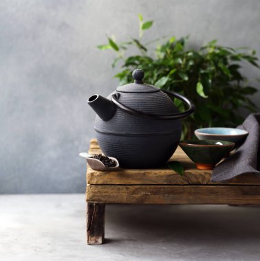 dökme demir tencere çay töreni için ahşap tablo