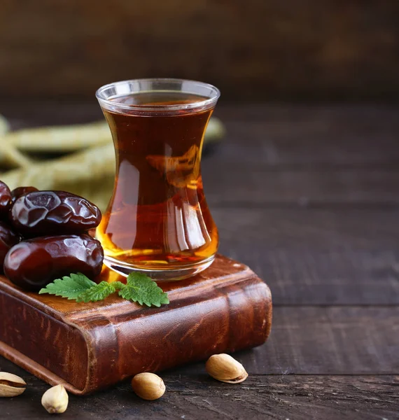 Турецкий Чай Датами Халвой — стоковое фото
