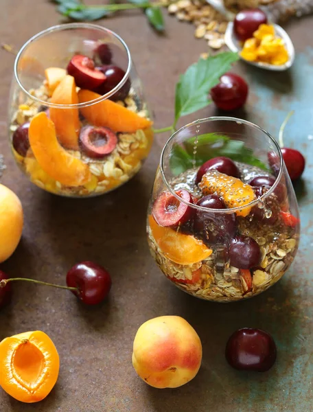 带有新鲜浆果和蜂蜜的格拉诺拉早餐 — 图库照片