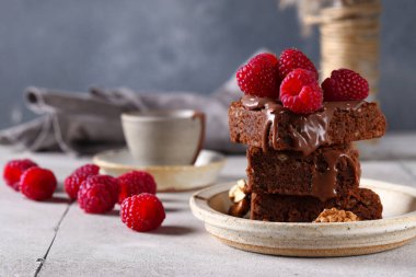 Taze çilekli çikolatalı pasta.