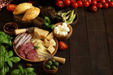 Bir tabak peynir ve İtalyan usulü salam.