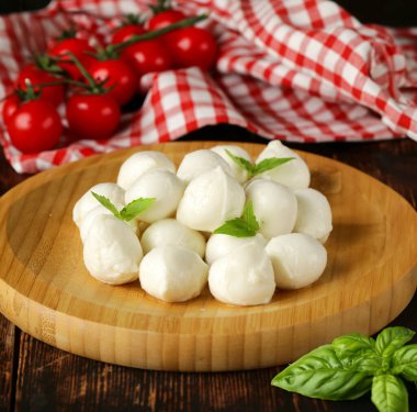 Tahtada taze mozzarella peyniri