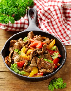 Renkli dolmalık biberli sığır eti ve tortilla.