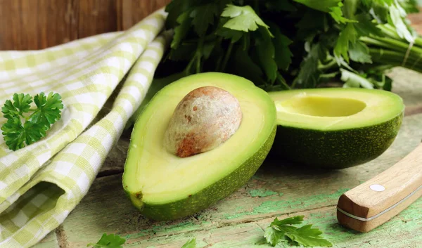 Organik Sağlıklı Avokado Ahşap Masada — Stok fotoğraf