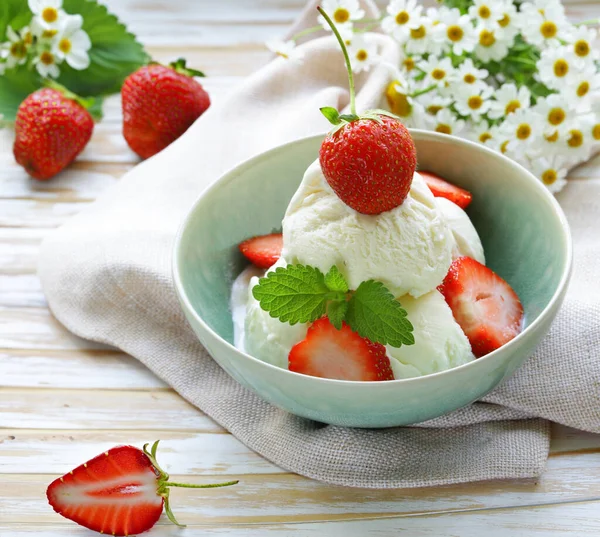 열매가 바닐라 아이스크림 — 스톡 사진