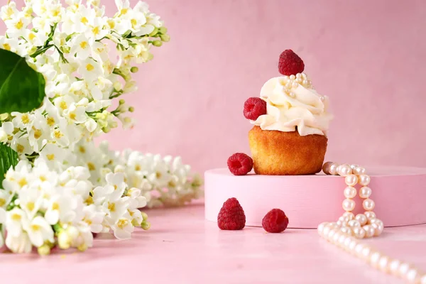 女性らしいピンクの静物画とカップケーキと花 — ストック写真