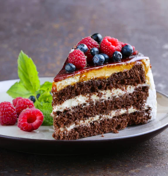 Vanilyalı Dondurma Taze Çilek Ile Çikolatalı Kek — Stok fotoğraf