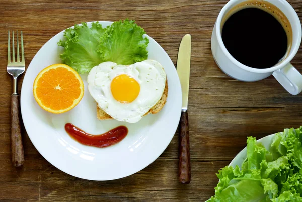 Lustiges Servieren Von Frühstück Auf Einem Teller — Stockfoto