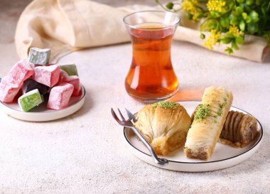 Geleneksel Türk tatlıları baklava ve Türk lokumu
