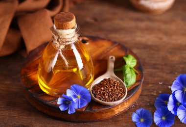 Ahşap bir masada şişedeki keten tohumu yağı.