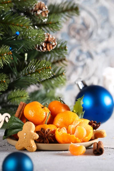 Μανταρίνια Και Διακοσμήσεις Χριστουγεννιάτικων Δέντρων — Φωτογραφία Αρχείου