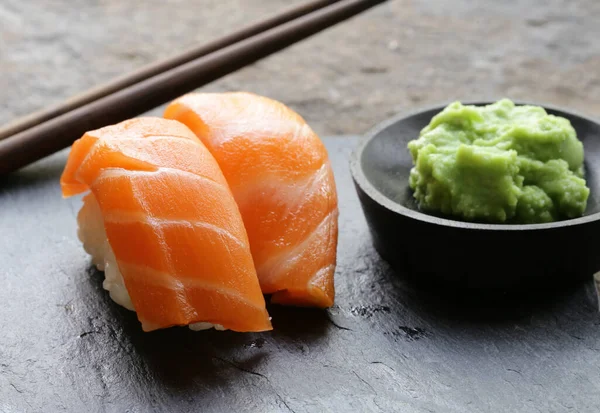 Sushi Japonês Tradicional Uma Chapa Com Molho Wasabi — Fotografia de Stock