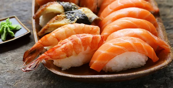 Sushi Japonés Tradicional Plato Con Salsa Wasabi —  Fotos de Stock