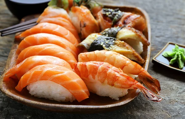 わさびソースをかけた皿の上の伝統的な日本の寿司 — ストック写真