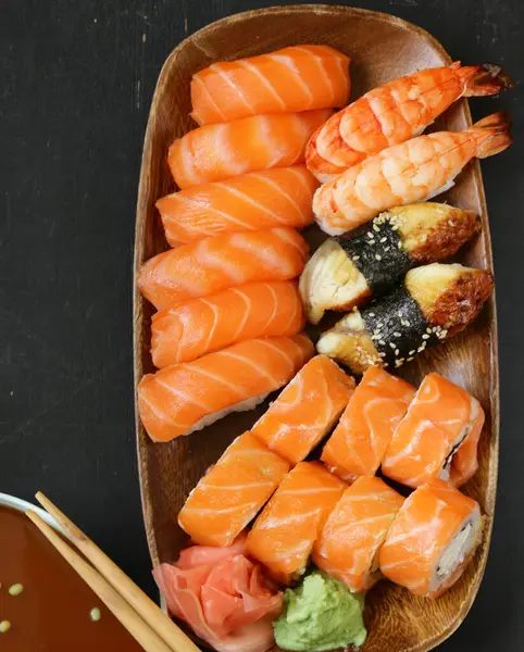 Traditionele Japanse Sushi Een Bord Met Wasabi Saus — Stockfoto