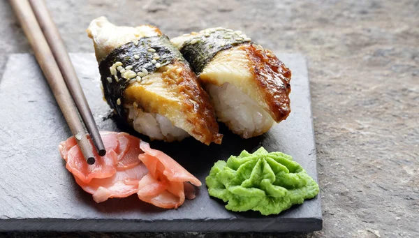 Παραδοσιακό Γιαπωνέζικο Σούσι Πιάτο Σάλτσα Γουασάμπι — Φωτογραφία Αρχείου