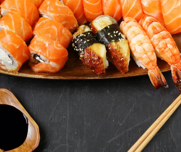 Traditionele Japanse Sushi Een Bord Met Wasabi Saus — Stockfoto