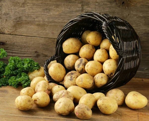 Batatas Frescas Orgânicas Mesa Madeira — Fotografia de Stock