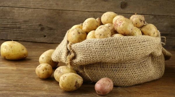 Organic Fresh Potatoes Wooden Table — Stock Photo, Image