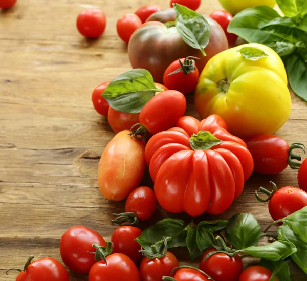 Organic Tomatoes Fresh Basil Wooden Table — Stock Photo, Image