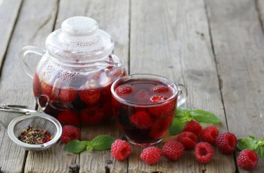 Ahşap bir masada böğürtlen çayı