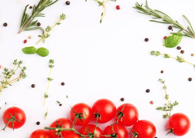 Beyaz arka planda otlar ve baharatlar