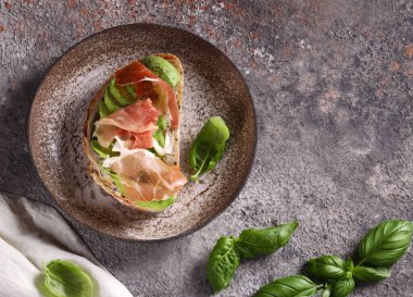 avokado ve jambonlu bruschetta.