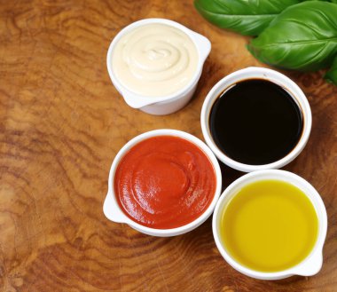 Çeşitli soslar ketçap, mayonez ve soya sosu.
