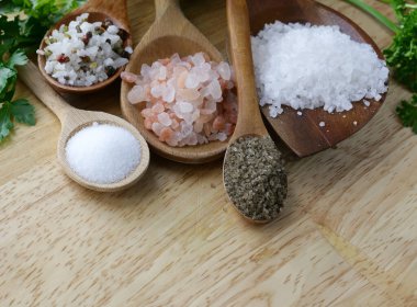 Tahta kaşıklarda tuz çeşitleri