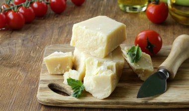 Tahtada parmesan peyniri bloğu