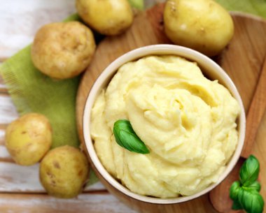 Masadaki ahşap kasede patates püresi