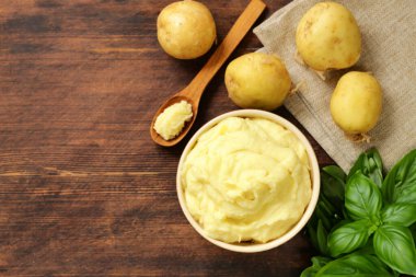 Masadaki ahşap kasede patates püresi