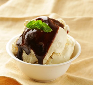 Vanilyalı dondurma yaz tatlısı.