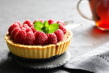 Masada ikramlık turta var.