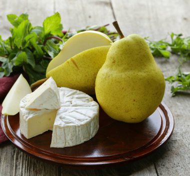 Meyve aperatifli peynir tahtası