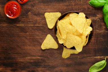 Domates soslu mısır cipsi.