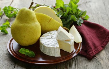 Meyve aperatifli peynir tahtası