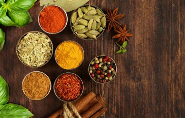 çeşitli baharatlar biber zerdeçal paprika safranı