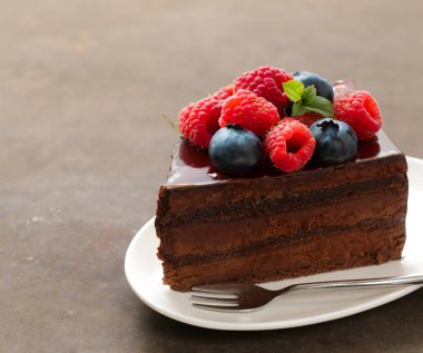 Çikolatalı kek taze böğürtlenli kek