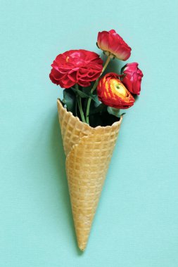 Bir buket çiçekli waffle külahı.