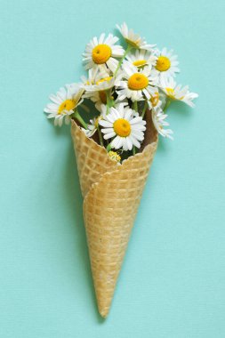 Bir buket çiçekli waffle külahı.