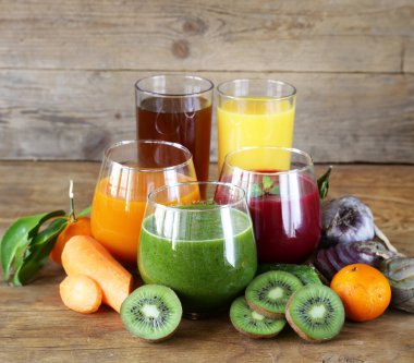 sağlıklı beslenmek ve beslenmek için taze meyve suları