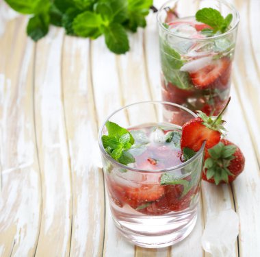 Sağlıklı yemek ve diyet için naneli taze limonata.