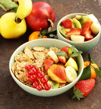 Sağlıklı yemek ve diyet için taze meyve salatası