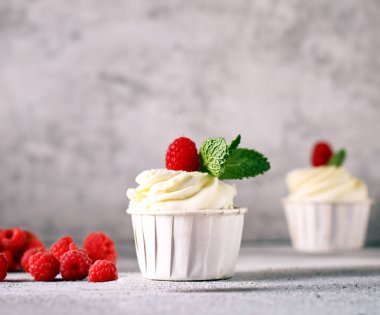 Krem şantili kek ve taze ahududu.