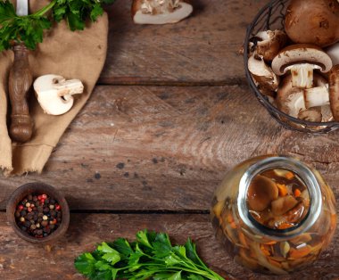 Tahta bir masada doğal organik mantar.